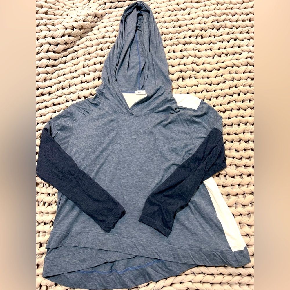 Lightweight Wilt color block top with hood